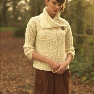 Carraig Donn Cream Merino Wool Chunky Cable Knit Cross Button Sweater M